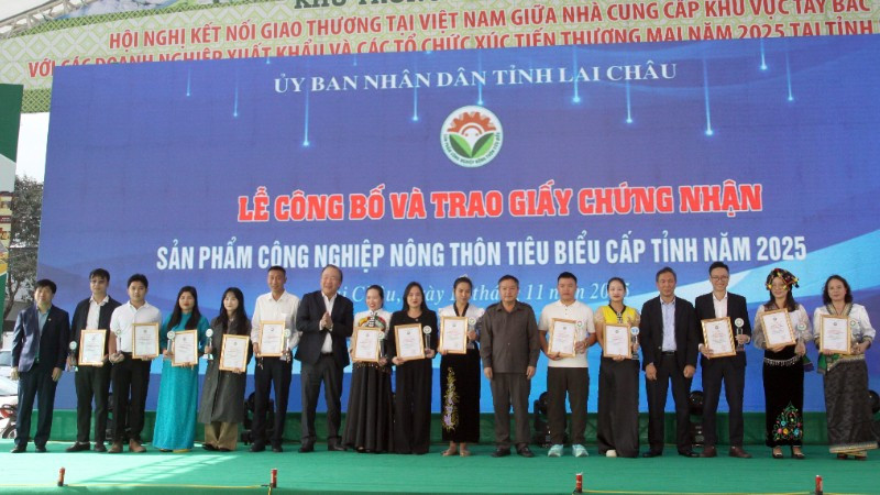 Trao chứng nhận sản phẩm công nghiệp nông thôn tiêu biểu cấp tỉnh năm 2025 tại buổi khai mạc.