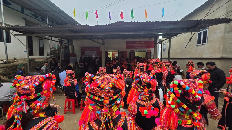 Cử tri xã biên giới Thu Lũm bỏ phiếu tại khu vực bỏ phiếu số 01 của xã. 