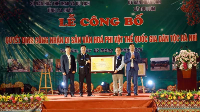 Trao chứng nhận công nhận xòe Hà Nhì là Di sản phi vật thể quốc gia.