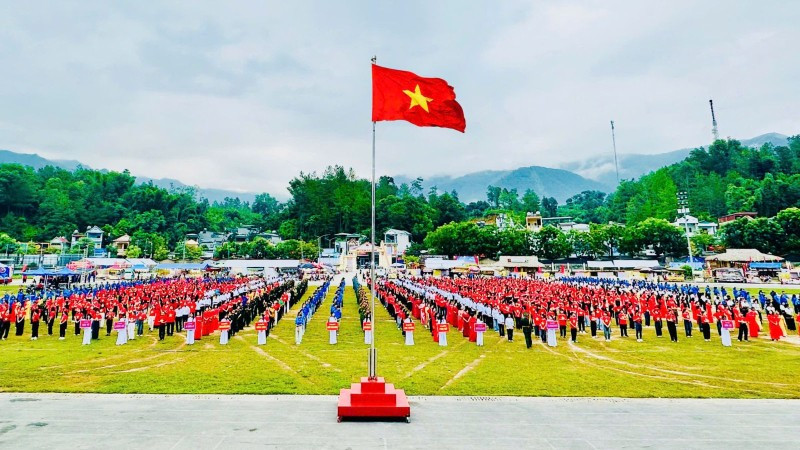 Hơn 2.000 người tham gia lễ thượng cờ Tổ quốc và hát Quốc ca tại Tết độc lập diễn ra ở xã Than Uyên.