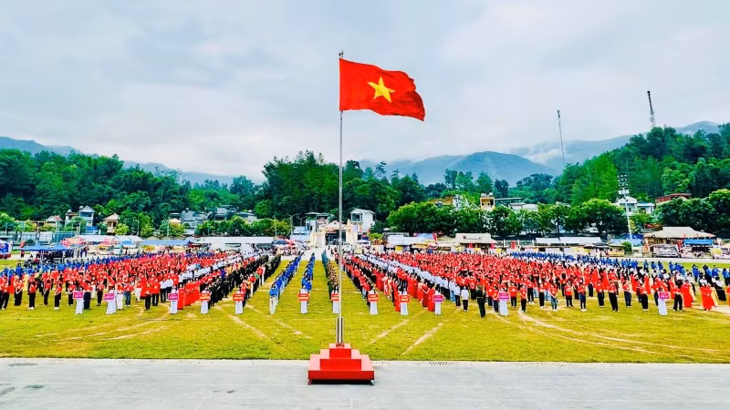 Hơn 2.000 người tham gia lễ thượng cờ Tổ quốc và hát Quốc ca tại Tết độc lập diễn ra ở xã Than Uyên.