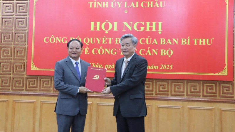 Đại diện Ban Tổ chức Trung ương trao quyết định cho đồng chí Lê Minh Ngân.