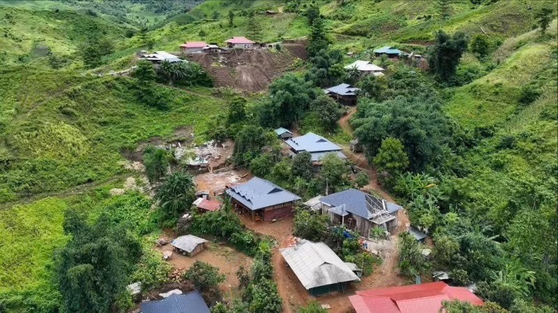 Các hộ dân bản Chát Dạo nằm trong cung trượt có nguy cơ sạt lở cao cần được di dời khẩn cấp.