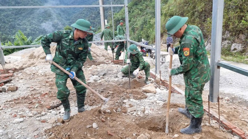Đồn Biên phòng Pa Vệ Sủ là lực lượng xung kích giúp người dân xã Bum Nưa xóa nhà tạm.