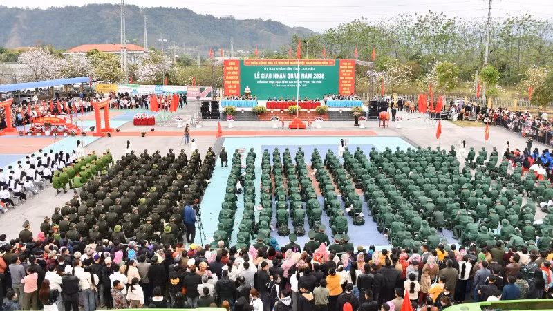 Công dân tham gia nghĩa vụ quân sự tại điểm giao nhận quân số 5 thuộc Ban Chỉ huy phòng thủ khu vực 3 xã Tân Uyên, tỉnh Lai Châu.