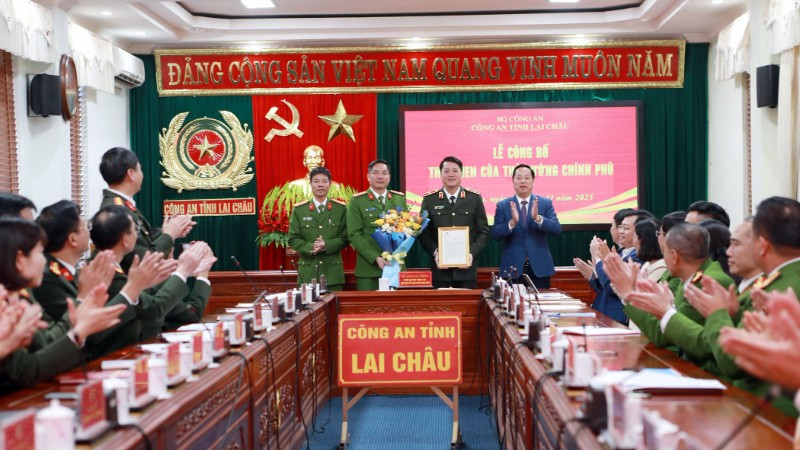 Lãnh đạo tỉnh Lai Châu trao thư khen của Thủ tướng Chính phủ cho Công an Lai Châu.