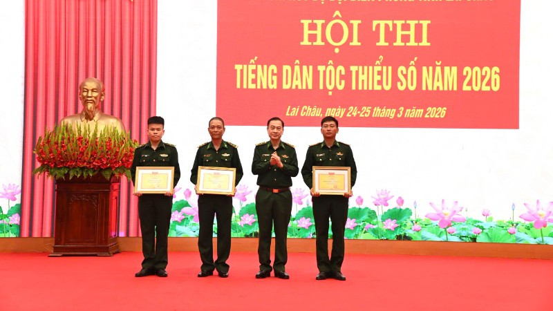 Lãnh đạo Ban Chỉ huy Bộ đội Biên phòng Lai Châu trao chứng nhận cho các tập thể tiêu biểu.