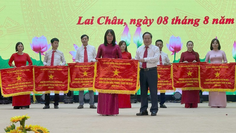 Lãnh đạo tỉnh Lai Châu trao cho các đơn vị dẫn đầu phong trào thi đua.