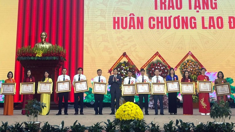 Lãnh đạo tỉnh Lai Châu trao Huân chương lao động Hạng 3 cho các cá nhân điển hình tiên tiến.