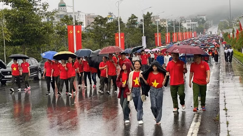 Mặc dù trời mưa song người dân Lai Châu hào hứng tham gia đi bộ tại sự kiện Cùng Việt Nam tiến bước