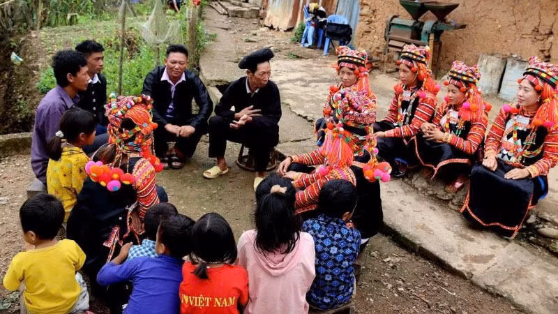 Người già trao truyền lại những giá trị văn hóa truyền thống cho thế hệ trẻ.