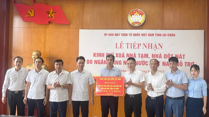 Đại diện lãnh đạo Ngân hàng Nhà nước Chi nhánh Khu vực 3 trao hỗ trợ cho tỉnh Lai Châu.
