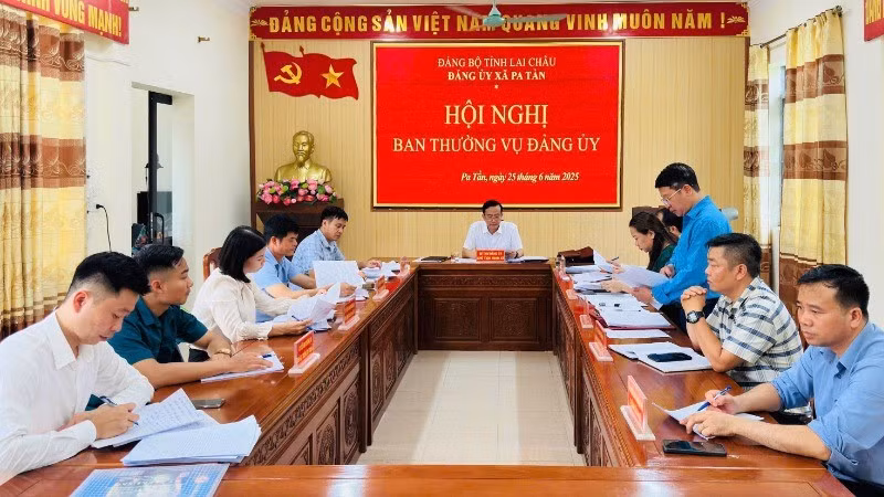Ban Thường vụ xã Pa Tần mới họp triển khai các bước chuẩn bị cho ngày sáp nhập 1/7.