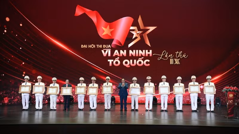 Thủ tướng Phạm Minh Chính trao danh hiệu Anh hùng lực lượng vũ trang nhân dân do Chủ tịch nước phong tặng cho các đơn vị, trong đó có Phòng Cảnh sát hình sự, Công an tỉnh Lai Châu.