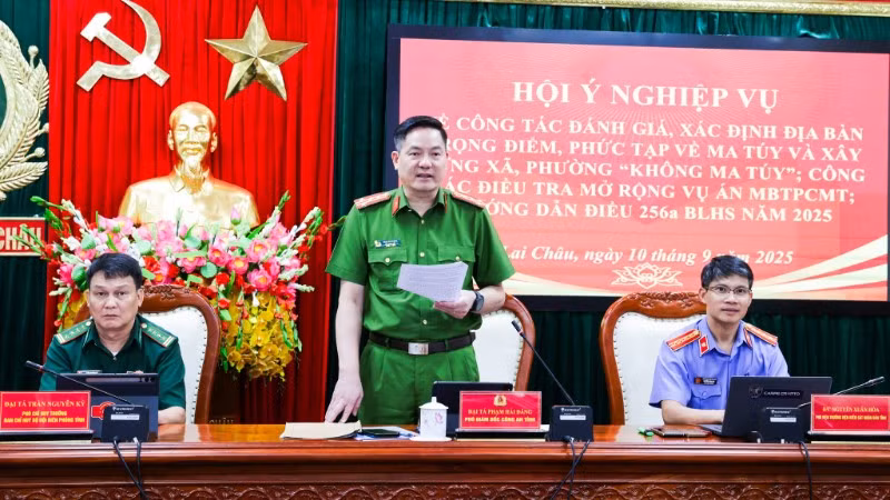 Phó Giám đốc Công an tỉnh Lai Châu phát biểu tại hội nghị.