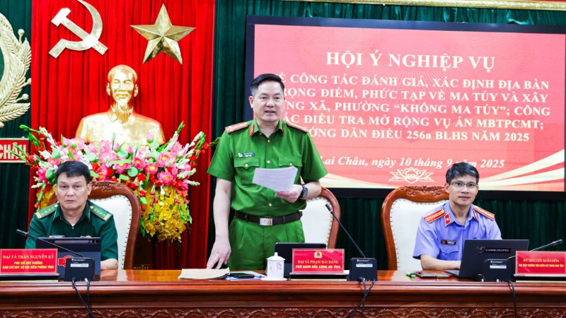 Phó Giám đốc Công an tỉnh Lai Châu phát biểu tại hội nghị.