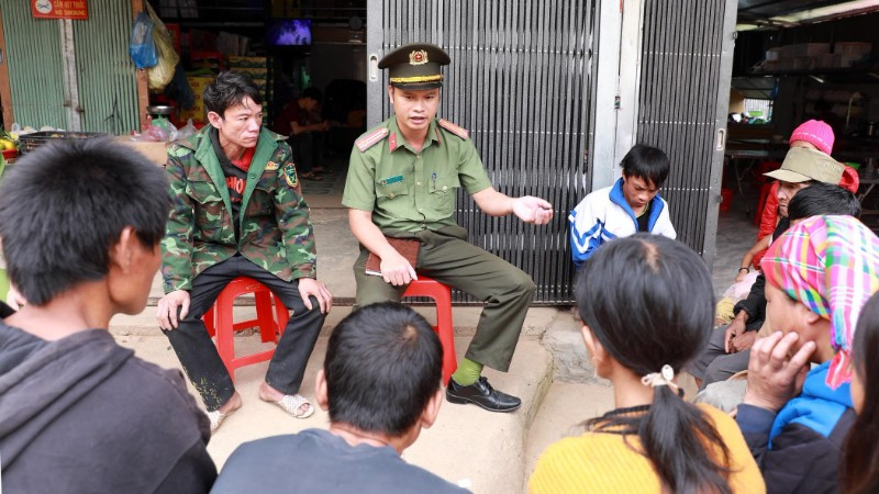Công an xã Pa Ủ xuống bản tuyên truyền về tệ nạn ma túy và vận động bà con phòng chống ma túy.