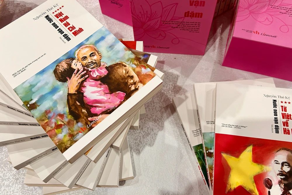 Những tác phẩm về Chủ tịch Hồ Chí Minh được giới thiệu trong khuôn khổ sự kiện. (Ảnh: HẢI YẾN)