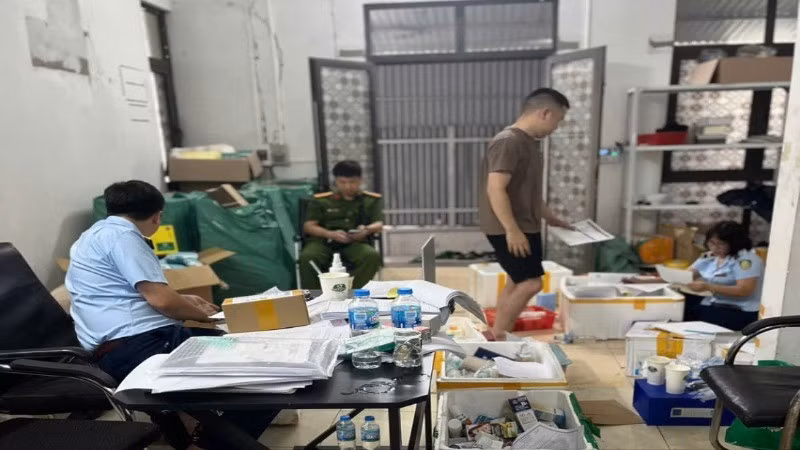 Lực lượng chức năng kiểm đếm hàng hóa vi phạm tại một cơ sở kinh doanh mỹ phẩm trên địa bàn thành phố Hà Nội.