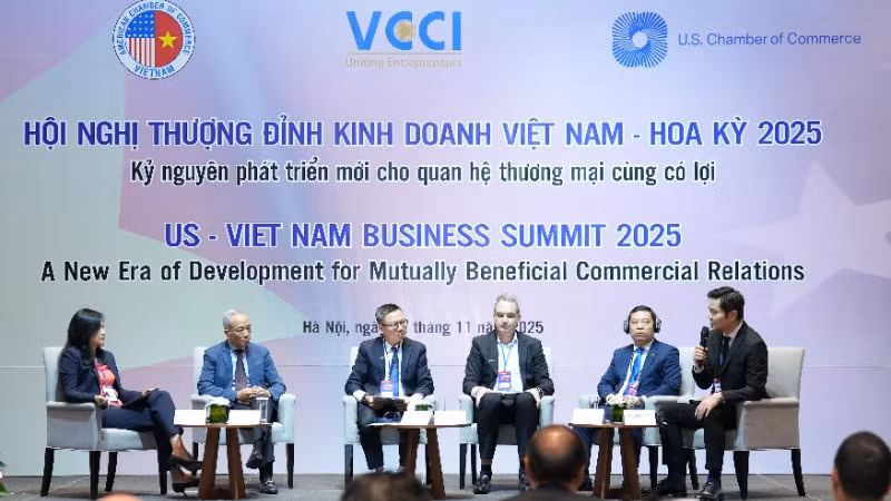 Ông Bryan Ty (bìa phải) tham gia tọa đàm tại Hội nghị Thượng đỉnh Kinh doanh Việt Nam-Hoa Kỳ ngày 12/11/2025.