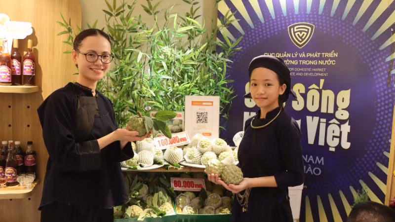 Chương trình "Sức sống hàng Việt" là cơ hội để địa phương quảng bá hình ảnh, giới thiệu những sản phẩm đặc trưng và sản phẩm OCOP tới người tiêu dùng Thủ đô. (Ảnh: BẢO TRUNG)