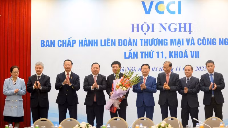 Đồng chí Hồ Sỹ Hùng, tân Chủ tịch VCCI nhận hoa chúc mừng từ Ban Chấp hành VCCI.