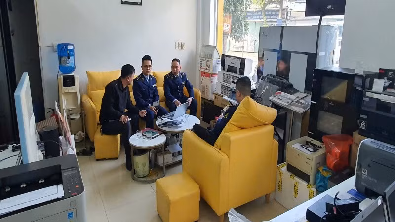 Lực lượng Quản lý thị trường tỉnh Cao Bằng tiến hành xử phạt vi phạm không thực hiện thủ tục thông báo website thương mại điện tử theo quy định của pháp luật.