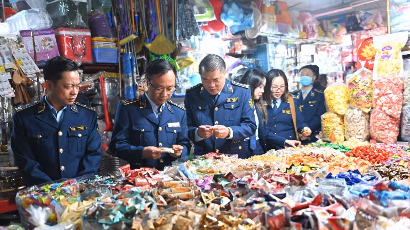 Đoàn công tác của Cục Quản lý và Phát triển thị trường trong nước (Bộ Công thương) kiểm tra hoạt động kinh doanh tại một số chợ truyền thống trên địa bàn thành phố Hà Nội