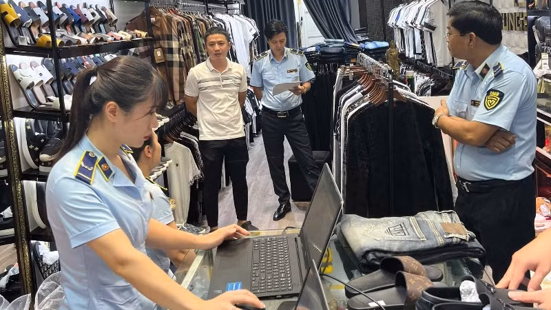 Lực lượng Quản lý thị trường thành phố Hải Phòng xử phạt một cửa hàng thời trang kinh doanh quần áo giả mạo nhãn hiệu trên mạng xã hội.