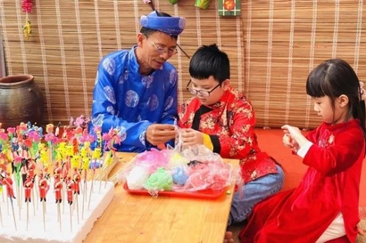 Hướng dẫn trẻ trải nghiệm nặn tò he truyền thống của xã Phượng Dực.