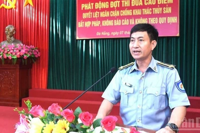 Đồng chí Vũ Thành Long, Phó Chủ tịch Thường trực Hội đồng Thi đua-Khen thưởng Chi đội Kiểm ngư số 3 phát biểu tại buổi lễ. (Ảnh: TIẾN DŨNG)