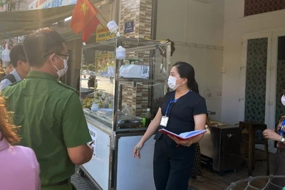 Các lực lượng chức năng phường Vũng Tàu kiểm tra tiệm bánh mì trên đường Đồ Chiểu. 
