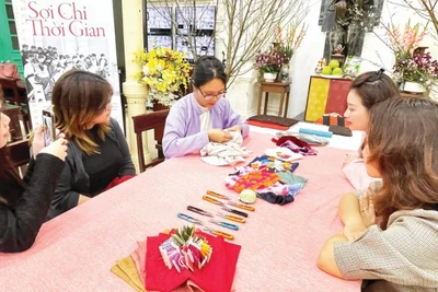 Một buổi thực hành kỹ thuật thêu trong dự án “Sợi chỉ thời gian”.