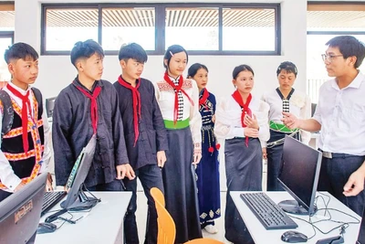 Phòng học được đầu tư trang thiết bị hiện đại tại Trường phổ thông nội trú liên cấp tiểu học và trung học cơ sở Si Pa Phìn, tỉnh Điện Biên. (Ảnh VIỆT LINH)