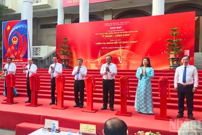 Nghi thức cắt băng khai mạc trưng bày.