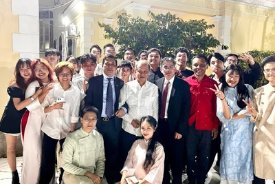 Sinh viên Việt Nam chụp ảnh với các đại sứ các nước ASEAN.