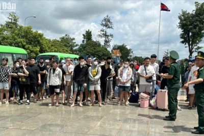 85 công dân Việt Nam được phía Campuchia trao trả tại Cửa khẩu quốc tế Hoa Lư. 