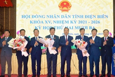 Đồng chí Trần Tiến Dũng, Bí thư Tỉnh ủy Điện Biên cùng các đồng chí trong Ban Thường vụ Tỉnh ủy tặng hoa, chúc mừng đồng chí Lò Văn Phương (thứ 3 từ trái sang), nguyên Chủ tịch Hội đồng nhân dân tỉnh đã hoàn thành nhiệm vụ; chúc mừng hai đồng chí được tín nhiệm, bầu lãnh đạo Hội đồng nhân dân và Ủy ban nhân dân tỉnh. 