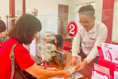 Khách hàng giao dịch tại chi nhánh Ngân hàng Agribank. (Ảnh: HỒNG ANH)