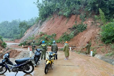 Mưa lớn đã làm nhiều tuyến đường sạt lở, đứt gãy.