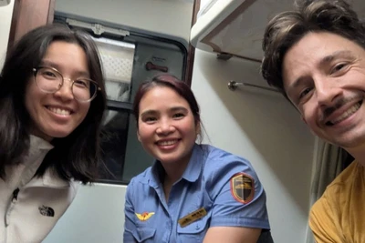 Tiếp viên Đặng Thị Thảo (giữa) đã chủ động tìm mọi cách để hỗ trợ hành khách.