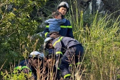 Lực lượng chức năng tiếp cận được nạn nhân bị mắc kẹt. (Ảnh: Công an thành phố Hà Nội)