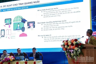 Chuyên gia trình bày tham luận hội thảo “Ứng dụng các giải pháp chuyển đổi số phát triển du lịch Quảng Ngãi”.