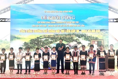 Thượng tướng Trần Quang Phương tặng quà cho học sinh xã Mô Rai.