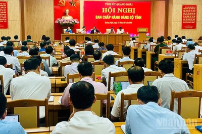 Hội nghị Tỉnh ủy Quảng Ngãi bàn thảo các giải pháp đạt tăng trưởng và nâng cao đời sống nhân dân.
