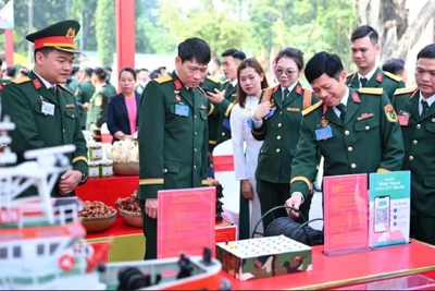 Các đại biểu tham quan khu vực trưng bày, triển lãm của Đại hội.