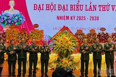 Thượng tướng Phạm Hồng Hương, Phó Chủ tịch Hội Cựu chiến binh Việt Nam tặng hoa chúc mừng Đại hội. (Ảnh: THANH SƠN)