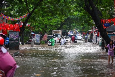 Hà Nội ngập diện rộng do ảnh hưởng của bão số 5. (Ảnh: THÀNH ĐẠT)