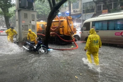 Đến 16 giờ ngày 30/9, lực lượng chức năng vẫn tiếp tục ứng trực, vận hành các trạm bơm đầu mối theo quy trình để hạ mực nước hệ thống, vệ sinh bảo đảm khơi thông dòng chảy. 