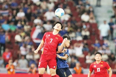 Tiền đạo Đình Bắc (số 7) ba lần liên tiếp đoạt danh hiệu “Cầu thủ xuất sắc nhất trận đấu” tại SEA Games 33 trong pha tranh bóng với U22 Thái Lan.